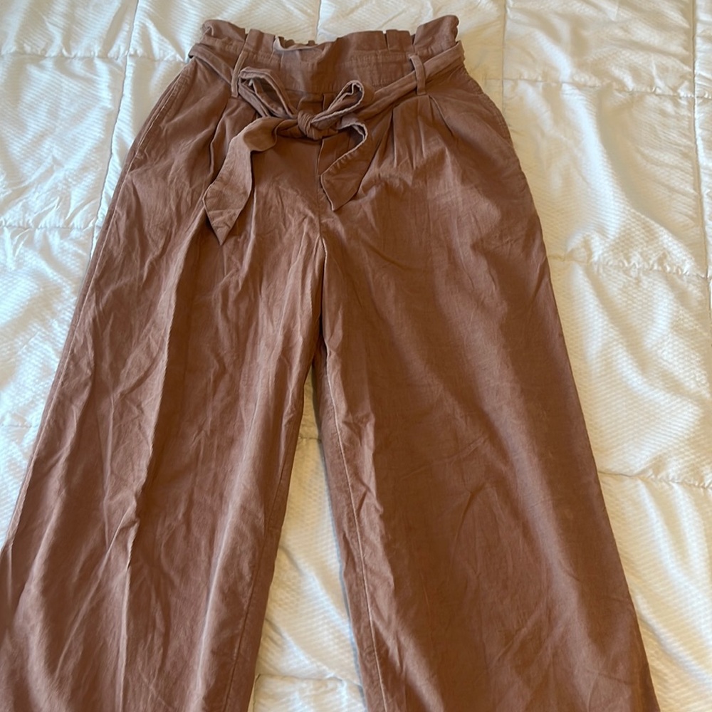 *Free Gift W Purchase* High waisted wide leg mauve corduroy pants. Size S